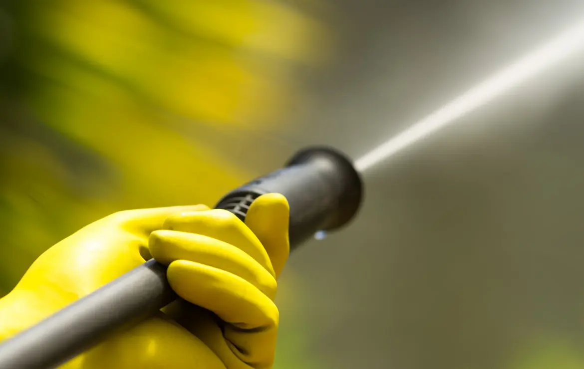 Savoir nettoyer et réparer ses gouttières efficacement